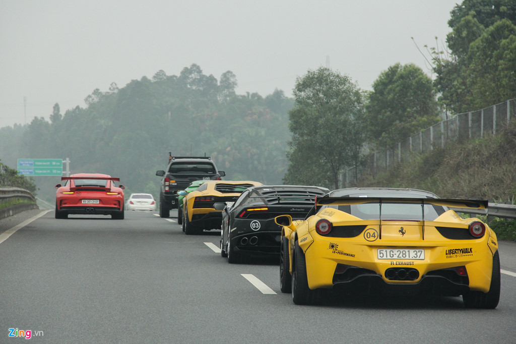 Siêu xe nối đuôi nhau trên cao tốc Hà Nội - Lào Cai